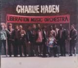 'Liberation Music Ordhestra'の横断幕を掲げて集合したメンバー。これがCDのジャケット。