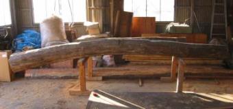 紗羅餐空港店のメインテーブルの脚部になったのは松の古材。長さ５メートル
