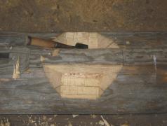 正願寺の書院の梁を鑿と手斧で加工