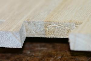 切れる刃物で削った桐の断面は比較的きれいで平面状になる